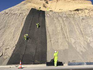 Así arreglan un impresionante talud en la A-334