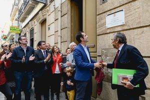 Una placa distingue desde hoy la que fue casa de Manuel del Águila durante 74 años