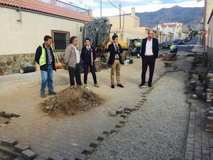 A buen ritmo los trabajos de dotación de la red de pluviales y adoquinado de la calle Venta Carmona de Santa Mª del Águila