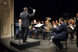 El Apolo disfruta de una matinal musical de domingo con Granada Brass Quintet y la Banda Municipal