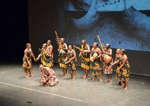 Cerca de 1.200 escolares disfrutan con la música tribal de los tanzanos Wagogo