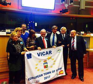 Vícar ya tiene su bandera de Villa Europea del Deporte 2017