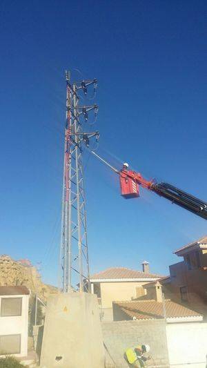 El Ayuntamiento de Cuevas retira una línea eléctrica del casco urbano