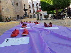 Vera llena la Plaza Mayor de zapatos rojos contra la violencia hacia las mujeres