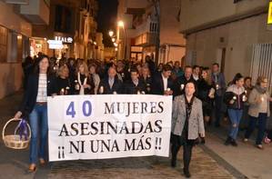 Roquetas se echa a la calle para rechazar la violencia contra la mujer