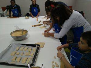 Elaboración de empanadas navideñas en Huércal Overa a cargo del Áula de Gastronomía