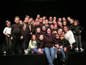 La academia de baile Esmeralda Fajardo de Berja actúa este fin de semana en la final del concurso Vive tu sueño