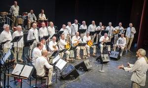 Almenara enamora al público con las canciones de su nuevo disco ‘Bajo el cielo de Almería’