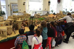 Cerca de 1.500 escolares de todo el municipio visitarán estos días el Belén Monumental de El Ejido como antesala a la Navidad