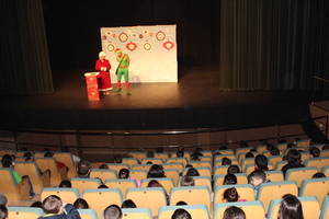 Más de 400 niños aprenden las claves del reciclaje con un divertido teatro en Huércal Overa