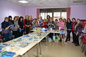 Talleres de decoración navideña en el Centro de la Mujer de Roquetas de Mar