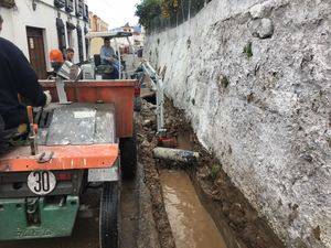 Ayuntamiento de Berja entuba una acequia para ensanchar la calle