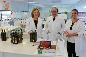 La consejera Carmen Ortiz ha visitado en la localidad granadina de Escúzar las instalaciones de la empresa Aceites Maeva