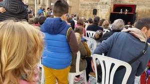 Los títeres encandilan a los niños en la Plaza de la Catedral y el Apolo