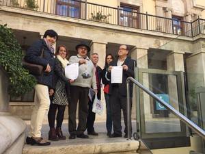 UGT Almería presenta un manifiesto a favor de las pensiones en la Subdelegación del Gobierno