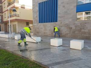 Ayuntamiento de Adra incrementa los trabajos de baldeo y cepillado manual en calles y plazas