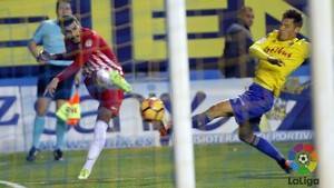 1-0: El Almería pierde en Cádiz y se hunde aún más