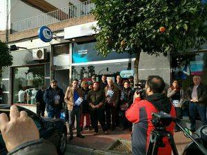 Centella pide la renacionalización de la energía eléctrica ante la planta de Endesa en Almería