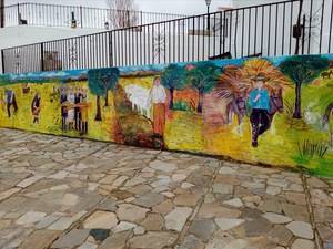 Diputación embellece las calles de Alcudia de Monteagud con un mural inspirado en labores agrícolas tradicionales