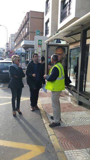 Comienza la instalación de paneles informativos en las marquesinas de autobuses de Roquetas