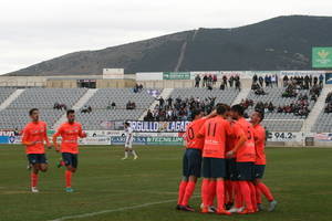 El equipo celeste gana como visitante su tercer partido de la temporada y sale del descenso (0-1)