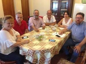 Los socialistas de Albox niegan conocer al nuevo asesor del alcalde con quien aparecen comiendo meses antes