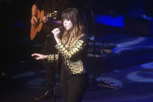 Vanesa Martín seduce a todo el Auditorio de Roquetas con un gran concierto con los temas de su disco ‘Munay’