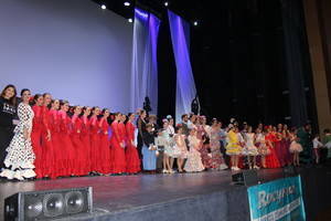 Unas mil personas llenan el Auditorio de El Ejido para prestar su solidaridad a la asociación 'Rosa Chacel' en el desfile de moda 'Por el Flamenco'