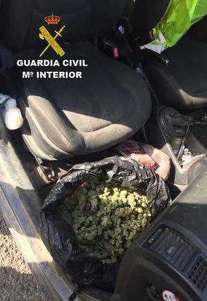 Arremete con su vehículo contra la Guardia Civil para evitar ser detenido con un kilo de marihuana