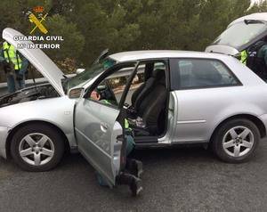 Le pillan 12 pastillas de hachis ocultas en el cuentakilómetros del coche