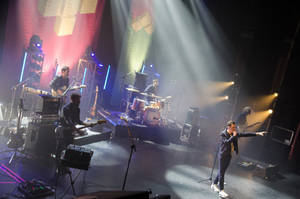 Miss Caffeina levanta al público en un concierto envuelto de buen pop-rock