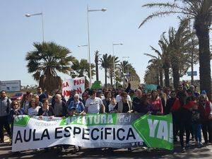 Vecinos de El Toyo y Retamar piden el aula especifica para Adrián en una manifestación