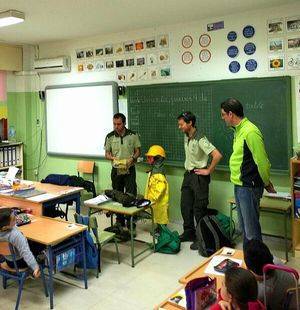 Agentes de Medio Ambiente de la Junta fomentan los valores de respeto a alumnos del colegio Santa Isabel de Almería