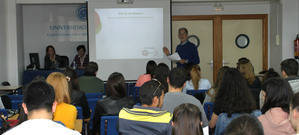 Carmen Vidal ofrece una charla sobre brecha salarial a alumnos de la UAL