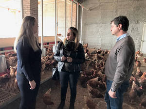 María López Asensio ha visitado sus instalaciones en Oria que, con 4.000 gallinas, permiten producir diariamente 3.500 huevos