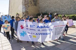 Colegios de Roquetas se tiñen de azul en el Día Mundial de la Concienciación sobre el Autismo