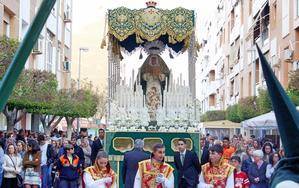 Procesiona la Esperanza de Adra