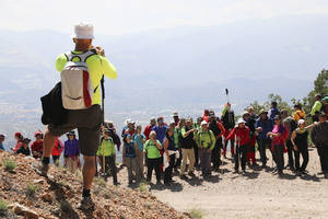 Casi 80 senderistas recorren la Ruta del pinatar y Cerro del Tesoro en Olula del Río