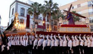 Adra se emociona con el Nazareno y la Dolorosa