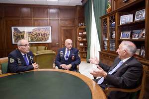 Veteranos Paracaidistas de Almería y Granada visita Diputación