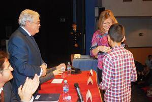 Más de 300 alumnos de primaria de El Ejido reciben los carnets de Ciberexperto de Policía Nacional