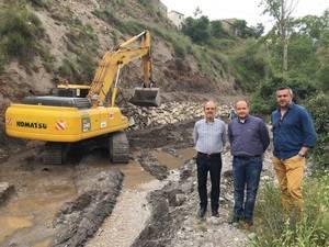 Junta ejecuta obras de emergencia para el refuerzo de un talud en la rambla de La Herrería del municipio de Serón