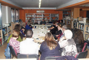 Fernando Martínez López participó en una tertulia literaria con los Clubes de Lectura de Aguadulce y Roquetas