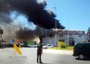 Detenido un menor como responsable del incencio de un bazar chino en Adra con daños de medio millón de euros