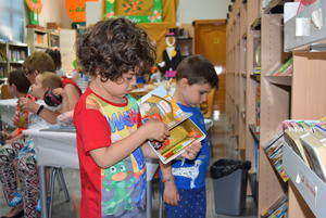 Fiesta de la Cruz en la Biblioteca Municipal de Gádor para fomentar el interés por la lectura