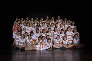 El baloncesto se implanta en la educación integral de jóvenes de Vera