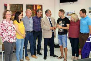 El futbolista Diego Capel recibe el Escudo de Oro de Albox