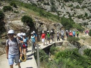 Diputación lleva a 51 participantes a conocer el Caminito del Rey