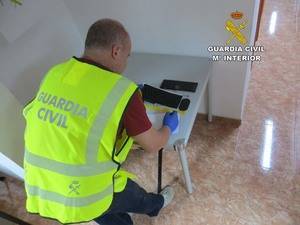 Por la mañana hacen de jardineros, y por la noche entran a robar