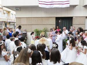 El alcalde de Roquetas recibe la medalla de hermano de la prehermandad del Corpus Christi